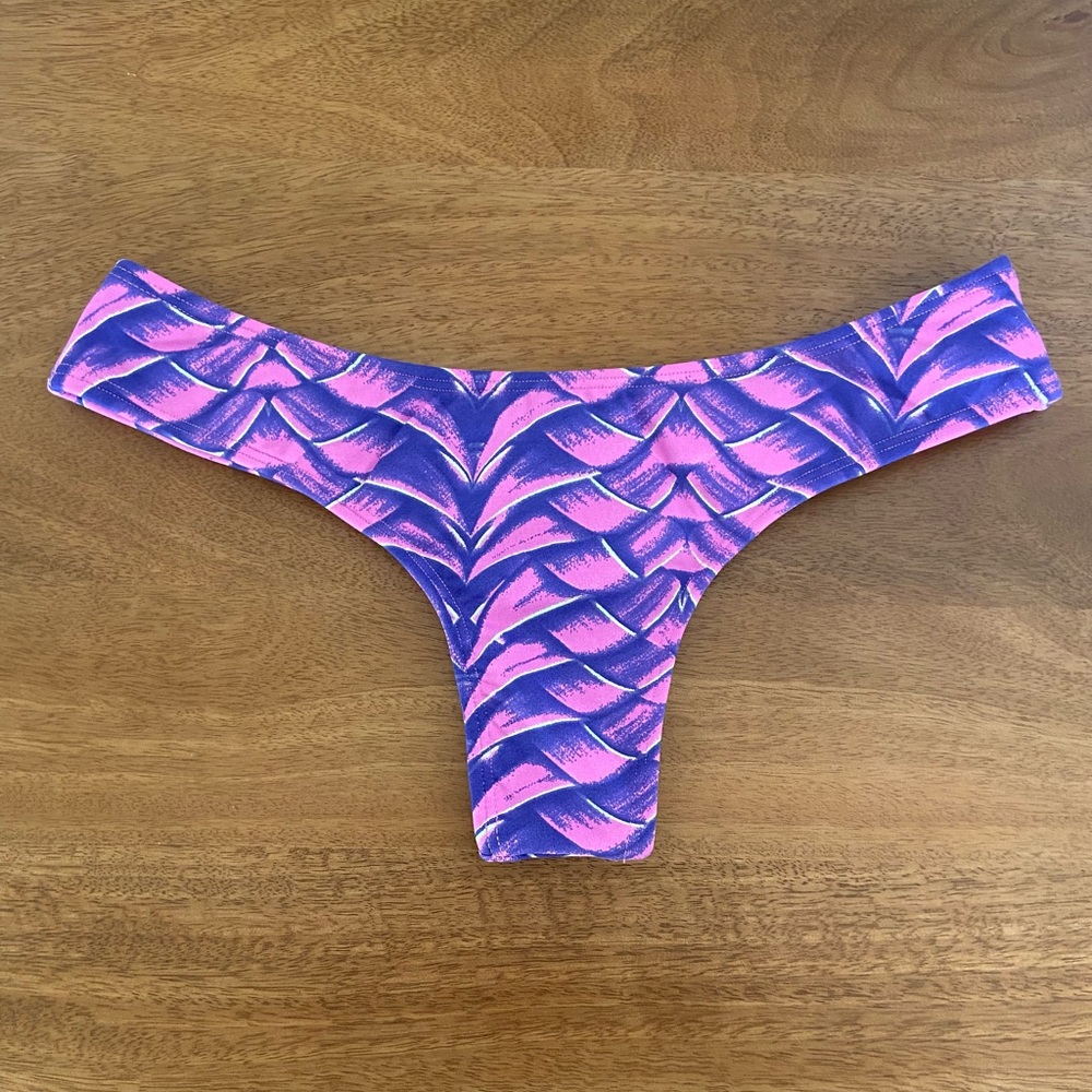NWOT Midori Bikinis Dragon Fruit Whale Tale Bottom